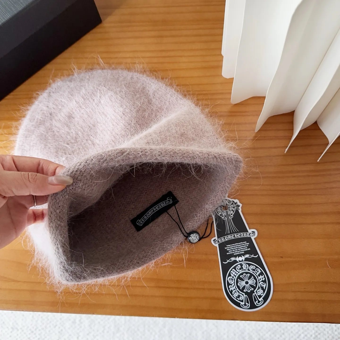 💰50 Crow Heart Autumn and Winter Wool Knitted Beanie This must be a favorite of minimalism. It is clean, neat, fashionable and versatile, and will definitely not be picky about your face shape! A fashionable classic that lasts forever! Fashionable black and white can be purchased together!